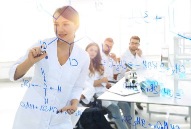 şeffaf yönetim kurulu ile görüntüleyin. kadın bilim adamı bir rapor meslektaşları için yapar.