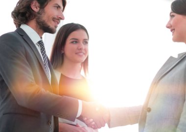 İş adamları geniş pencereli odaya karşı el sıkışıyor