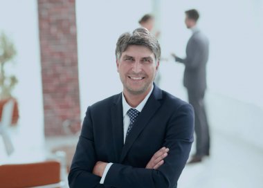 Ofis geçmişinde kendinden emin iş adamının portresi