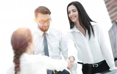 bir meslektaşım ile el sıkışan genç iş kadını