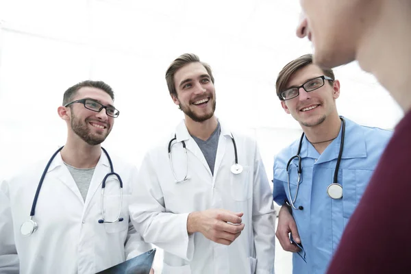 Grupo de médicos que asesoran al paciente — Foto de Stock