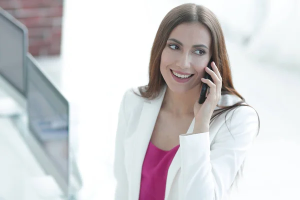 Business lady talar på smartphone — Stockfoto