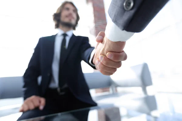 Primer plano de dos empresarios estrechando la mano — Foto de Stock