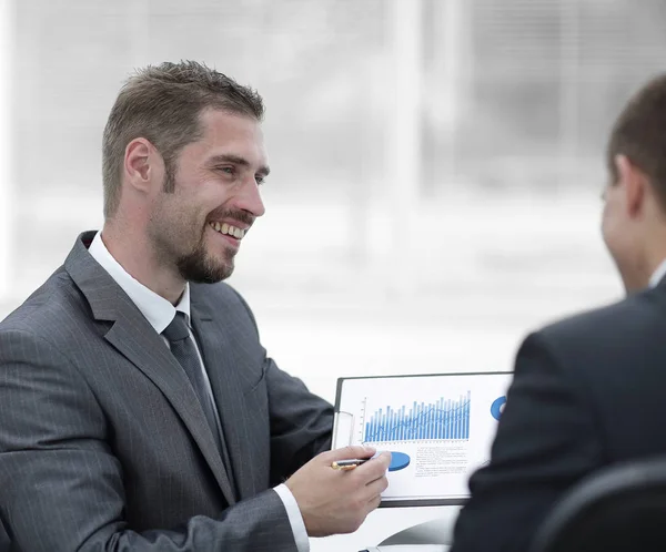 Closeup.Business Partner diskutera marknadsföring schema — Stockfoto