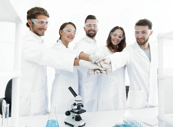 Equipo creativo de jóvenes científicos . — Foto de Stock