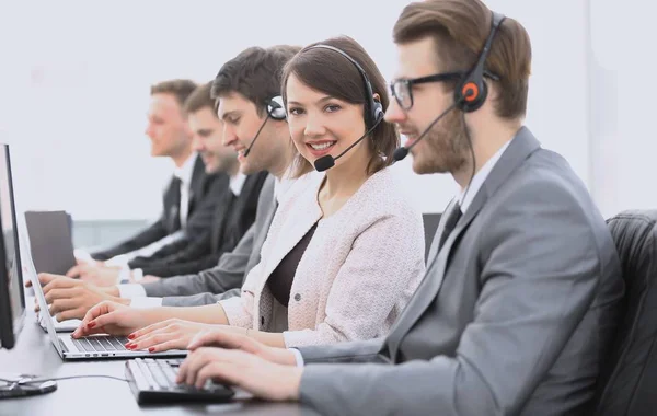 Operator Call Center mit Kollegen am Arbeitsplatz — Stockfoto