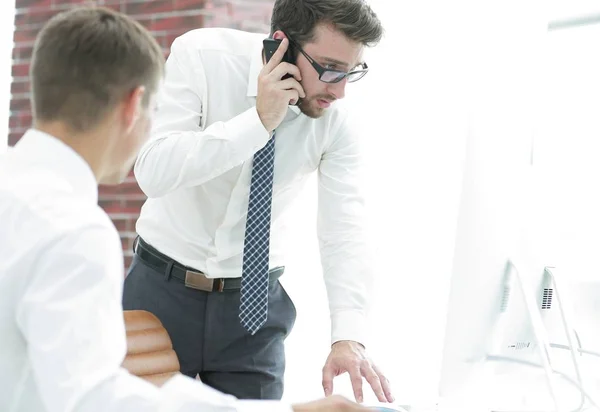 Wütender Geschäftsmann spricht auf Smartphone — Stockfoto