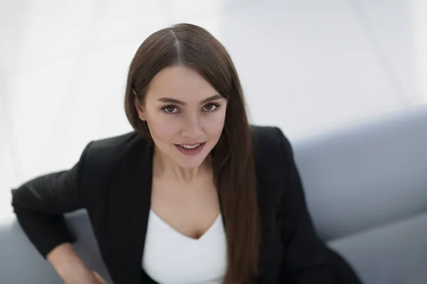 Primer plano retrato de mujer de negocios joven en la oficina moderna — Foto de Stock