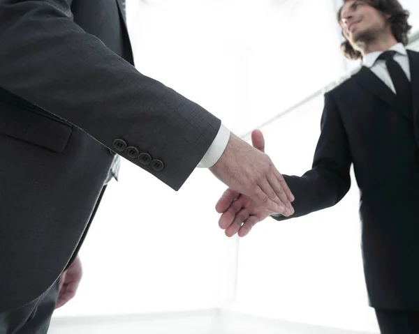 Två affärsmän kommer att göra handslag — Stockfoto