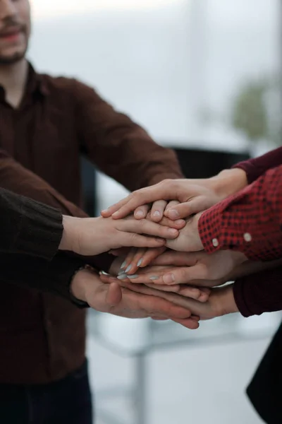 Framgångsrikt affärsteam med händerna knäppta tillsammans. — Stockfoto