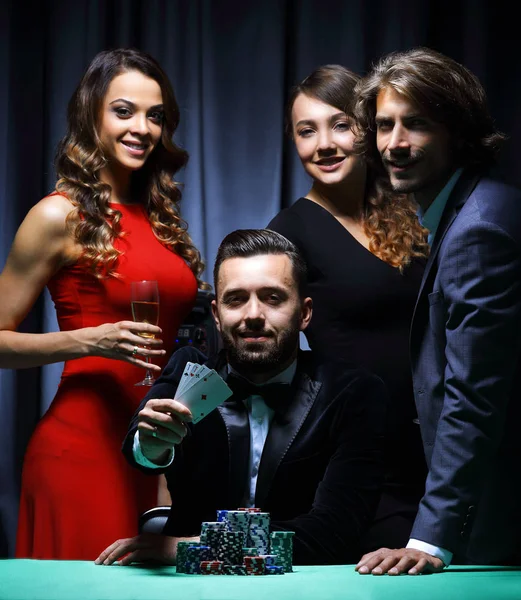 Grupo adulto celebra uma vitória amigos no poker — Fotografia de Stock