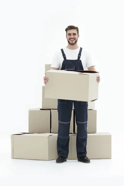 Jovem carregando uma caixa para a pilha de caixas . — Fotografia de Stock
