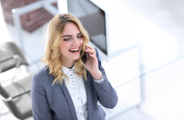 Close seup.young employé parlant au téléphone — Photo