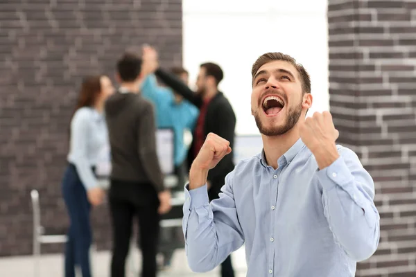 Schöner Geschäftsmann feiert Sieg jubelnd in th — Stockfoto