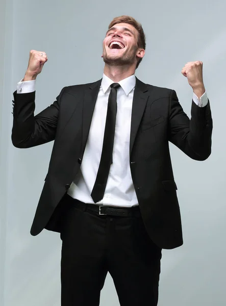 Πορτρέτο του ενθουσιώδης επιχειρηματίας που απομονώνονται σε ένα ανοιχτόχρωμο φόντο. — Φωτογραφία Αρχείου