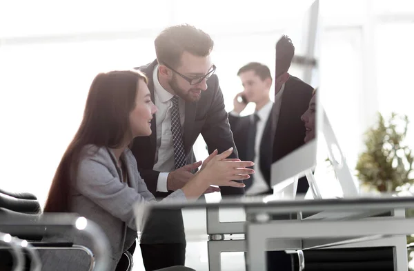 Manager im Gespräch mit einem Mitarbeiter — Stockfoto