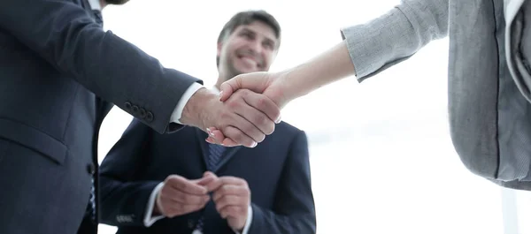 Stretta di mano dei partner commerciali prima dei colloqui . — Foto Stock