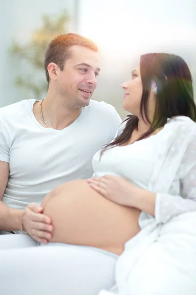 Hamile kadın kocasıyla evde rahatlatıcı — Stok fotoğraf