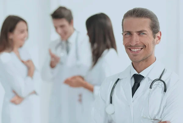 Uśmiechnięty lekarz terapeuta na niewyraźnym tle. — Zdjęcie stockowe