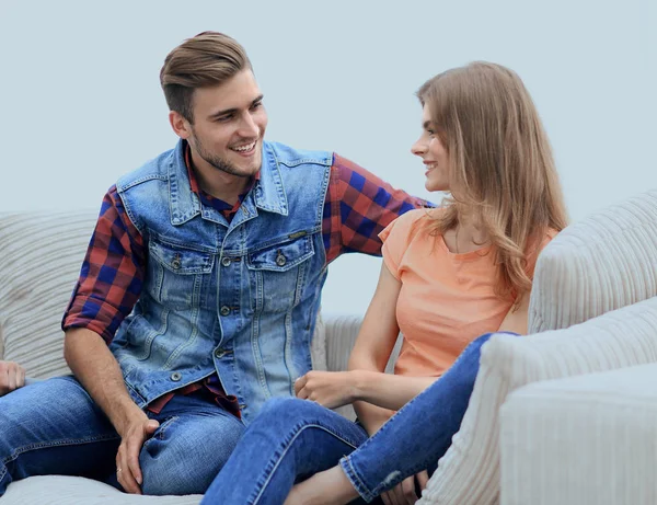 Grupo de jovens conversando sentado no sofá — Fotografia de Stock