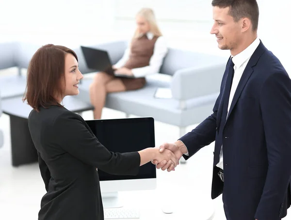 Parceiros de negócio handshake na mesa de negociação . — Fotografia de Stock