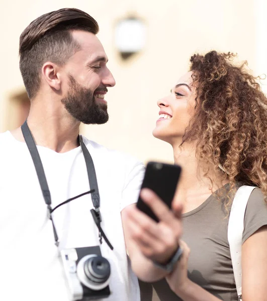 Lächelndes Paar mit Smartphone in der Stadt — Stockfoto