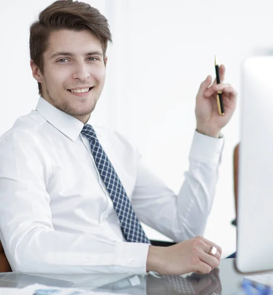 Zaměstnanec, sedící před notebookem — Stock fotografie
