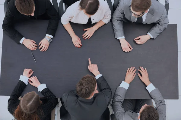 Мнение топ-команды бизнеса, сидящей за рабочим столом — стоковое фото