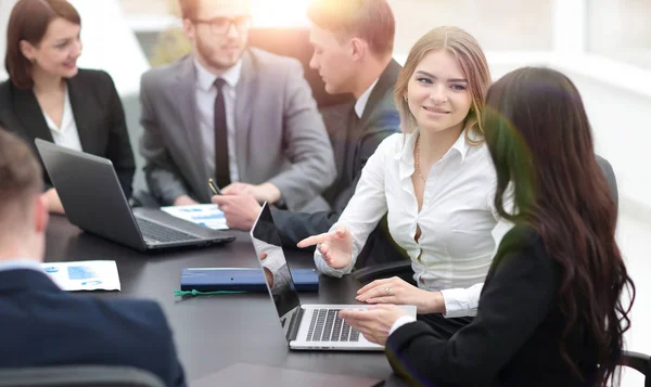 Mitarbeiterinnen im Büro — Stockfoto