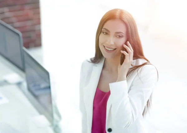 Señora de los negocios hablando en smartphone —  Fotos de Stock