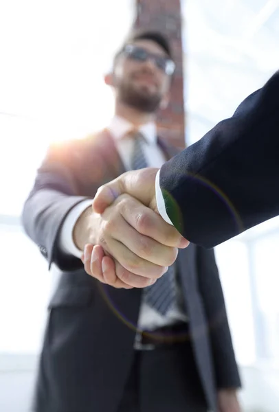 Företagsledare som skakar hand med partner. — Stockfoto
