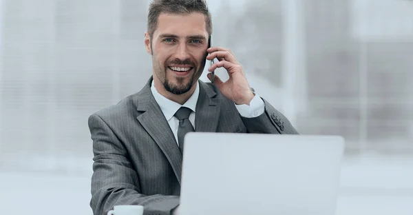 Hombre de negocios closeup.successful trabajando en el ordenador portátil y hablando por teléfono . —  Fotos de Stock