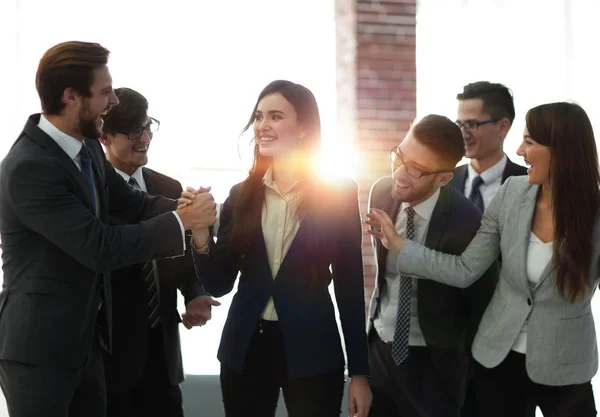 Porträt einer Geschäftsfrau an einem guten Arbeitstag — Stockfoto