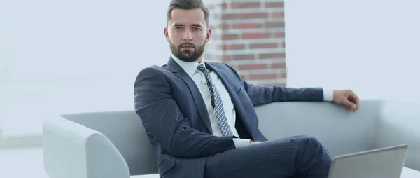 Portrait d'un homme d'affaires prospère assis dans le hall du bureau . — Photo