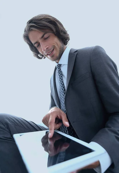 Porträtt av framgångsrik affärsman arbetar på tablet PC. — Stockfoto