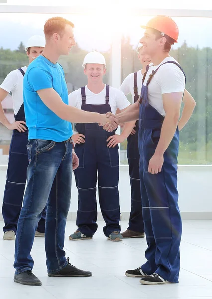 Handshake of the architect and the superintendent — Stock Photo, Image