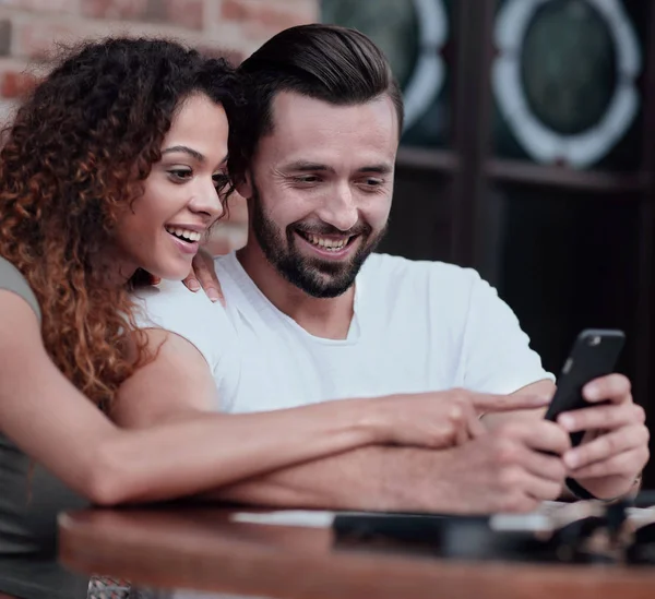 Belo casal tomando café em um encontro, se divertindo juntos. — Fotografia de Stock