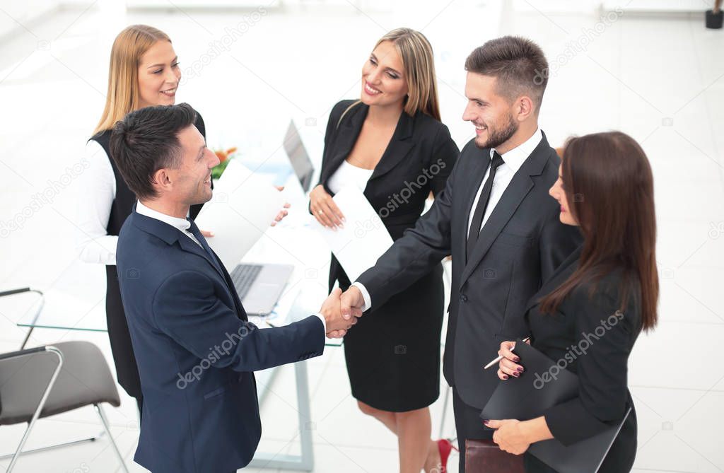 рукопожатие деловых людей. как сделать заключение в курсовой работе. как работает проверка электронной подписи. переходит после подписания. этап завершения продажи.