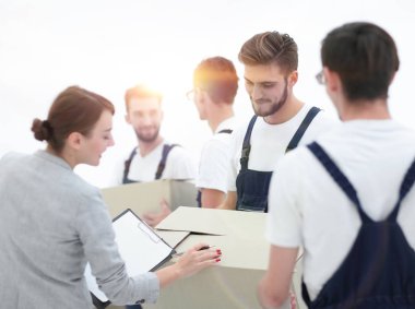 Yöneticisi ve beyaz arka plan üzerinde izole Nakliyeciler.