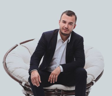 genç işadamı rahat bir sandalyede oturuyor