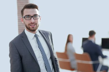 Ofisin arka planında başarılı bir işadamı