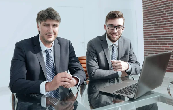 Retrato de dos empresarios sentados en el escritorio de la oficina —  Fotos de Stock