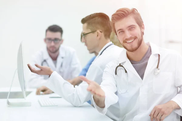 Schöner reifer männlicher Arzt lächelt in die Kamera — Stockfoto