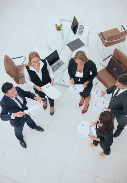 Vista da equipe top.business trabalhando com documentos em pé no escritório . — Fotografia de Stock