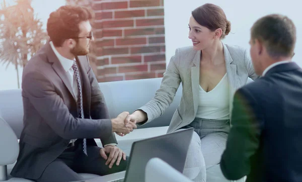 Obchodní handshake ženy s klientem — Stock fotografie