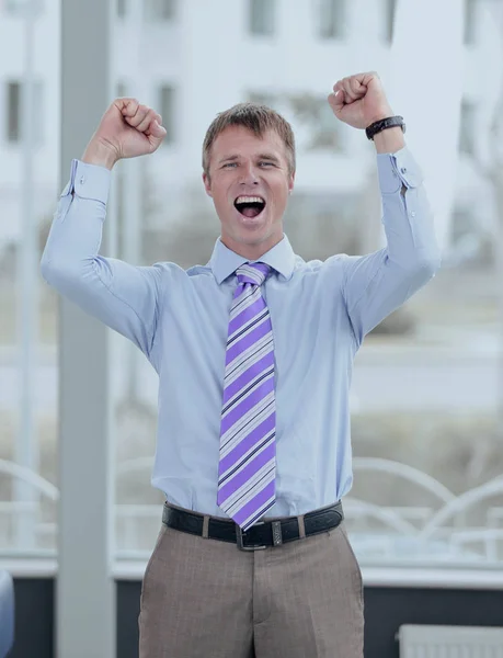 Businessman celebrating with his fists raised in the air — Stock Photo, Image