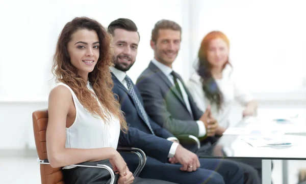 Equipo de closeup.business sentado en la sala de conferencias — Foto de Stock