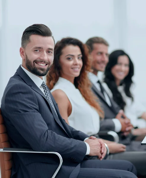 Grupo de empresarios sentados en el escritorio — Foto de Stock