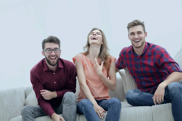 Groep jonge mensen lachen en zittend op de Bank — Stockfoto