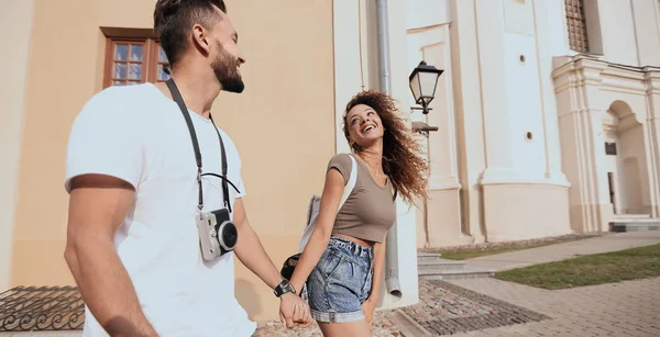 Una coppia cammina per le strade della città e si diverte — Foto Stock